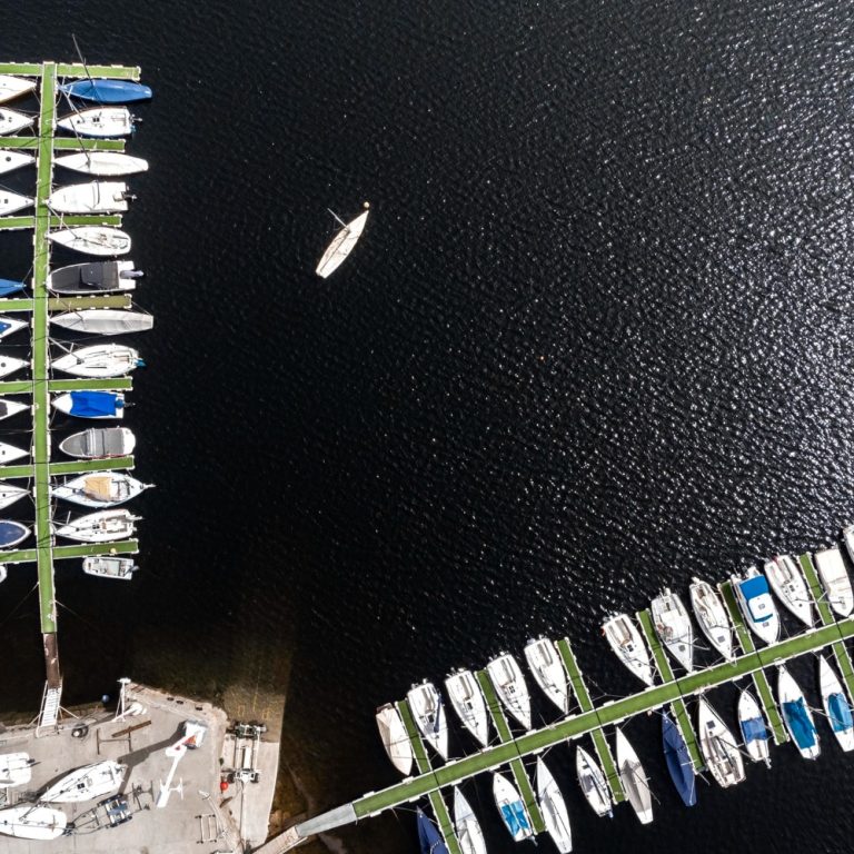 engineering behind stabilizing floating docks in deep-water residential lakes