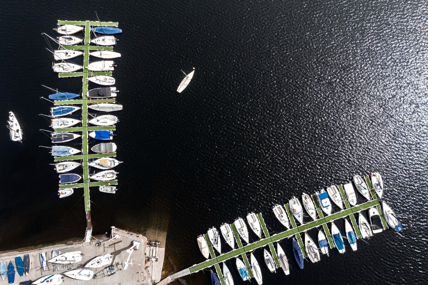 engineering behind stabilizing floating docks in deep-water residential lakes